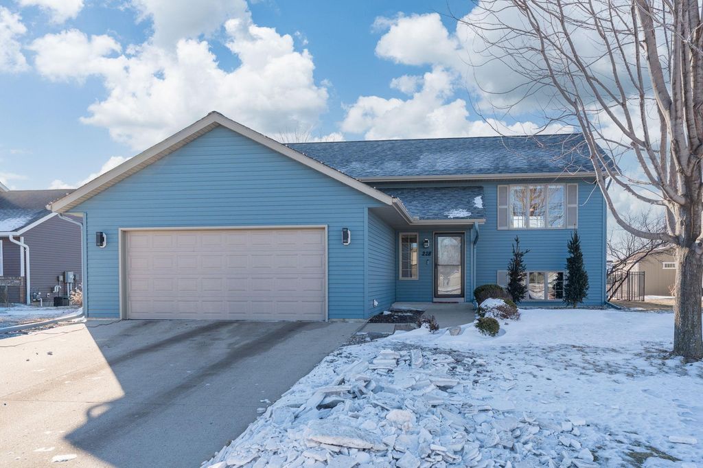 Photo of 228 Grovebrook Circle, Mankato, MN 56001 (MLS # 7012067)