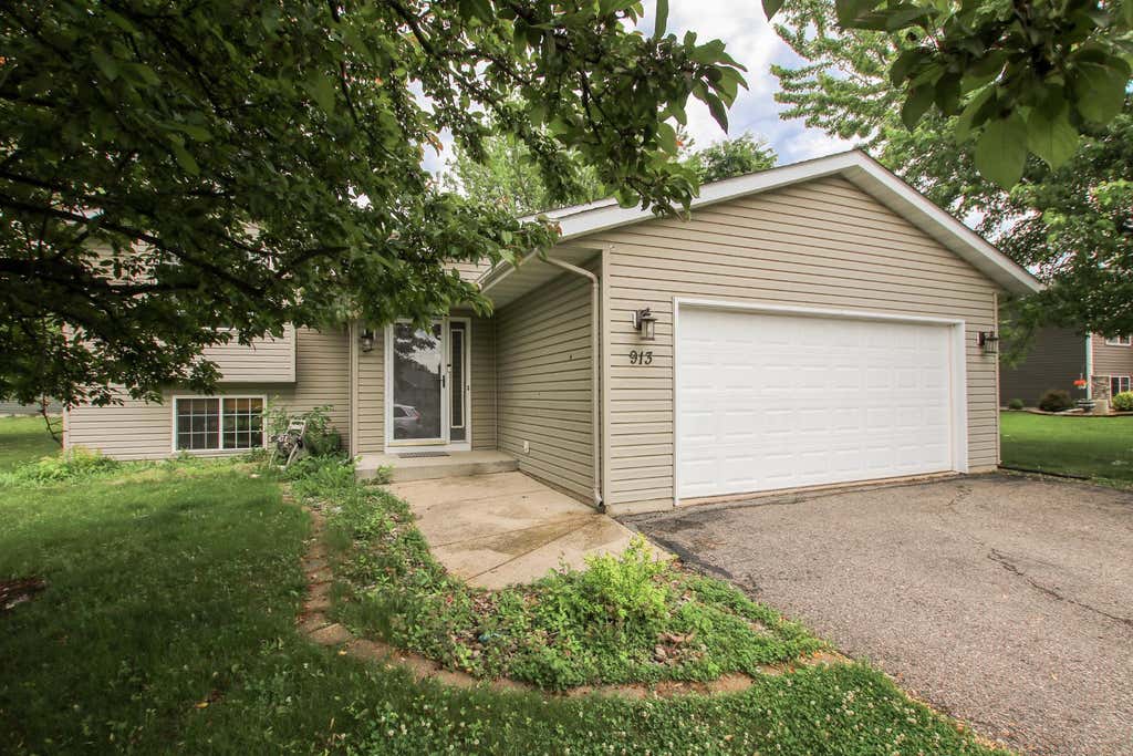 Photo of 913 Carolina Parkway NW, Hutchinson, MN 55350 (MLS # 7095026)