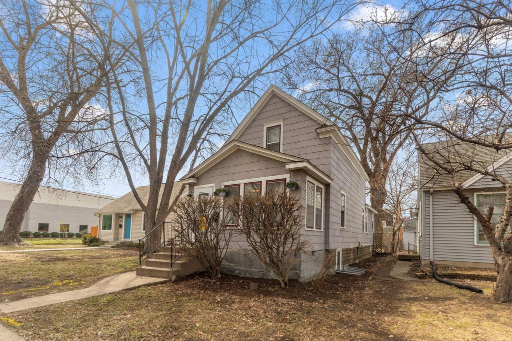 Photo of 831 19th Avenue SE, Minneapolis, MN 55414 (MLS # 7050777)