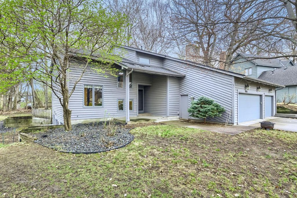 Photo of 4315 Harbor Lane N, Plymouth, MN 55446 (MLS # 7059001)