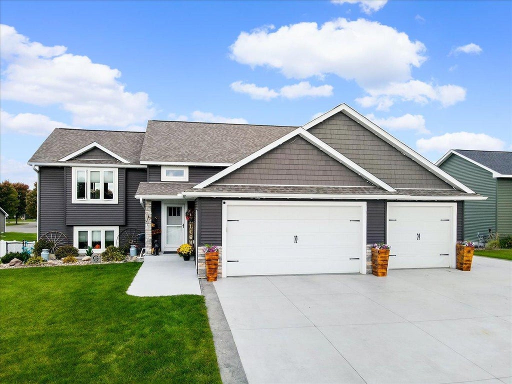 Photo of 366 Bluebill Street, Baldwin, WI 54002 (MLS # 7148408)