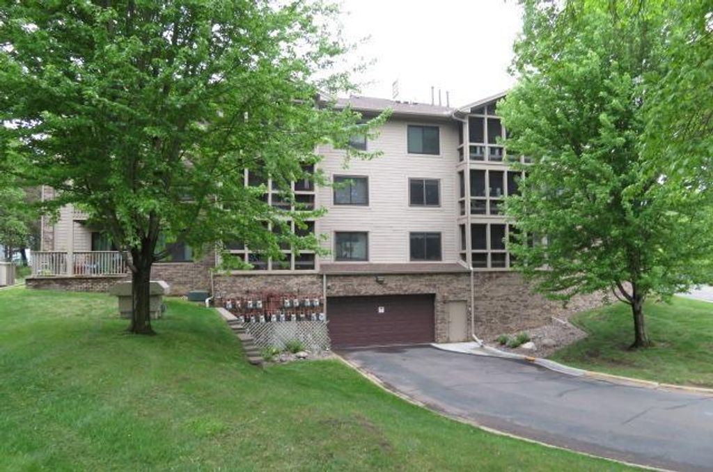 Photo of 3801 W 98th Street #402, Bloomington, MN 55431 (MLS # 7077315)