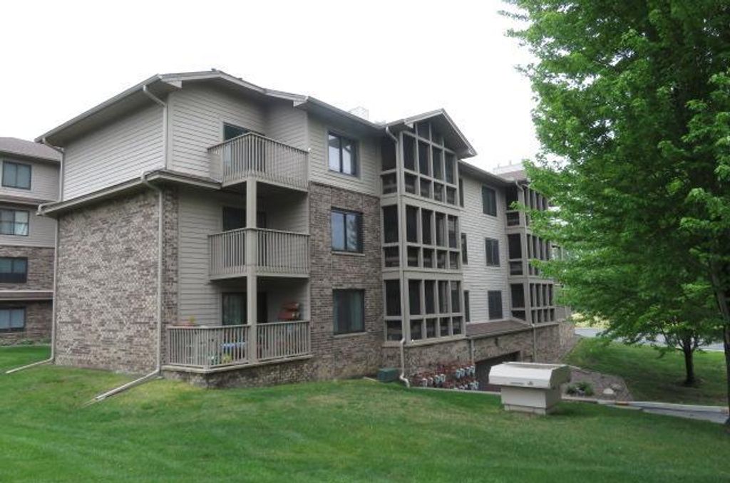 Photo of 3801 W 98th Street #402, Bloomington, MN 55431 (MLS # 7077315)