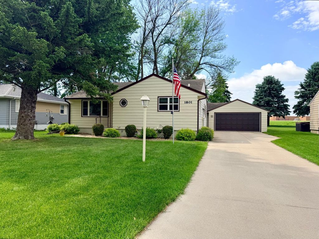 Photo of 1801 S Shore Drive, Worthington, MN 56187 (MLS # 7086275)