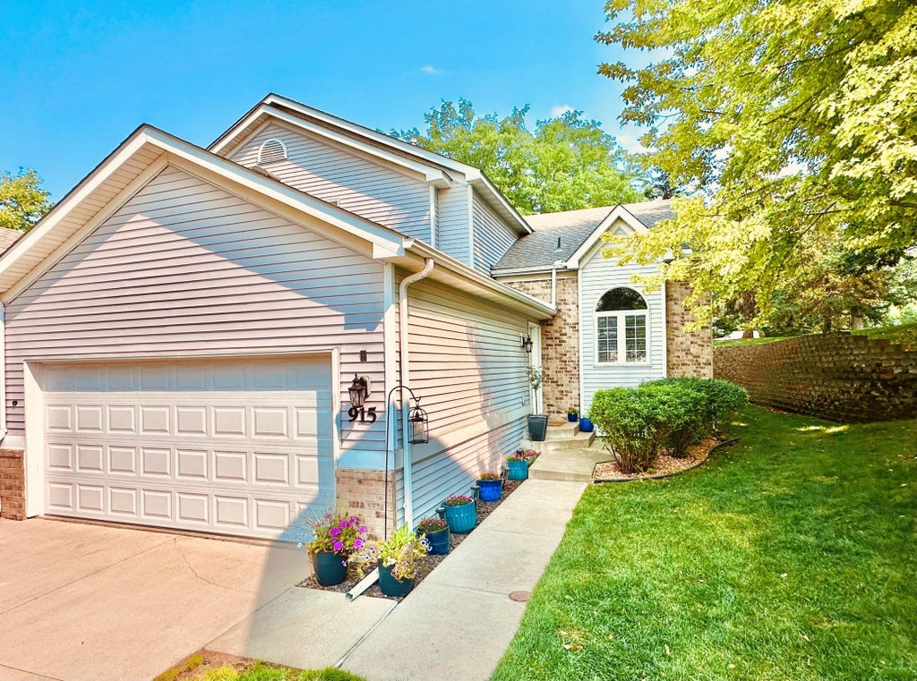 Photo of 915 Kimberly Lane, Chanhassen, MN 55317 (MLS # 7134539)