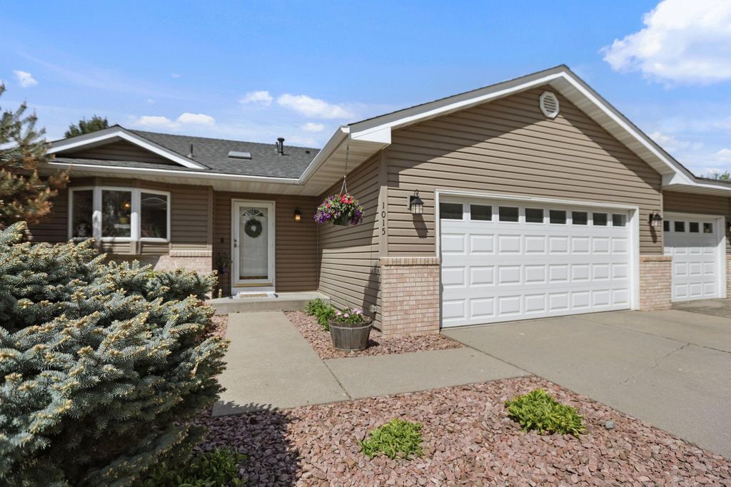 Photo of 1015 Ferndale Street S, Maplewood, MN 55119 (MLS # 7036849)
