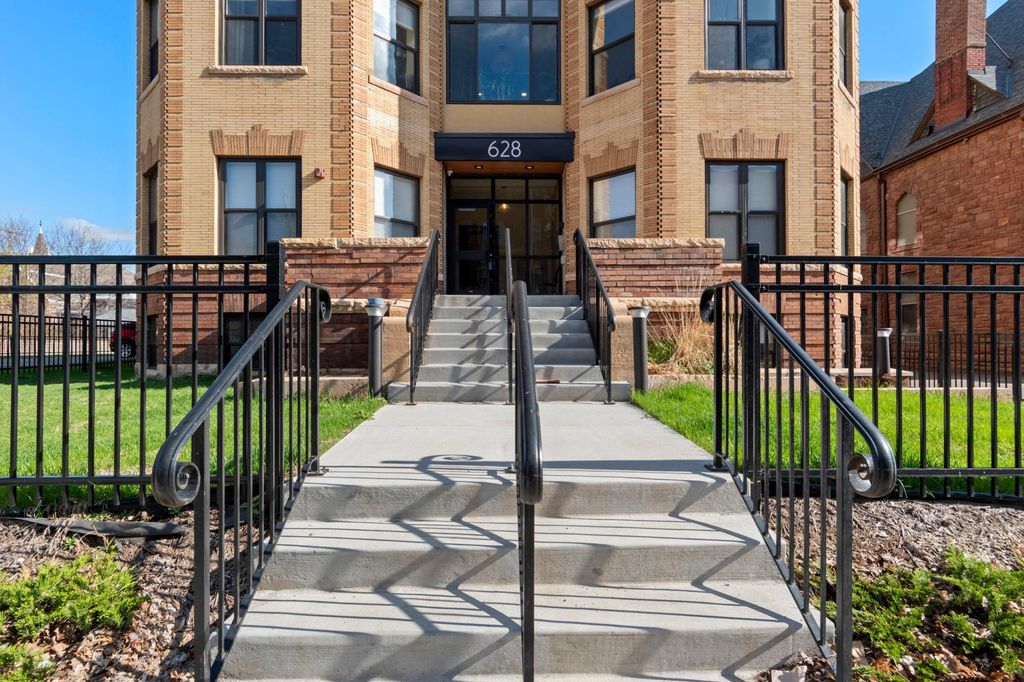 Photo of 628 E Franklin Avenue #301, Minneapolis, MN 55404 (MLS # 7024570)