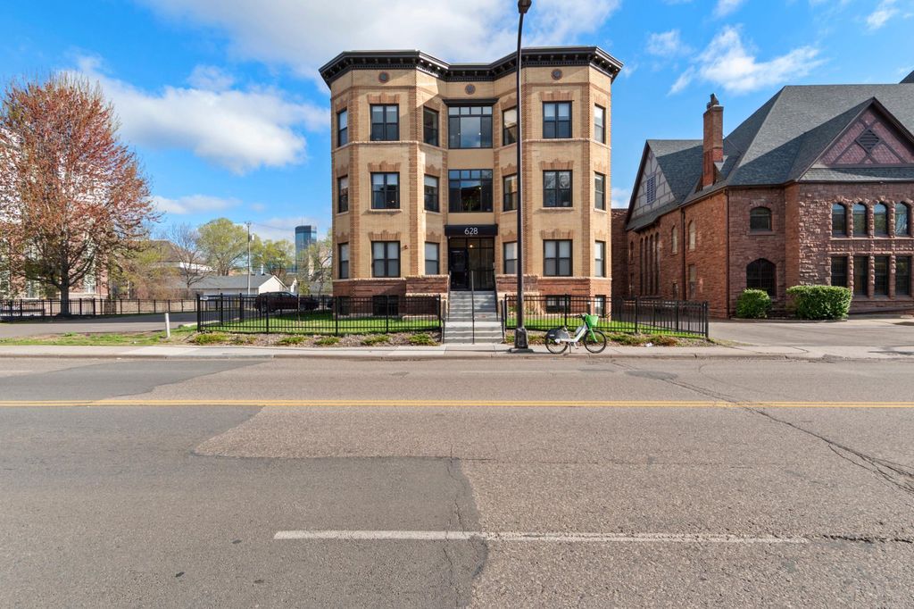 Photo of 628 E Franklin Avenue #301, Minneapolis, MN 55404 (MLS # 7024570)