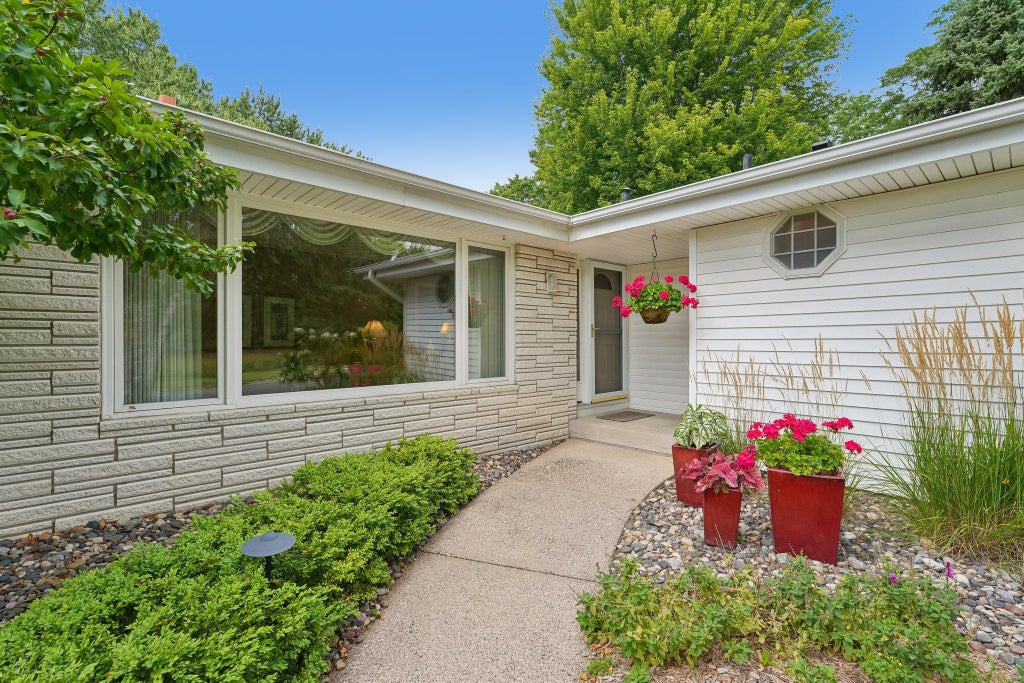 Photo of 9632 Oxborough Road, Bloomington, MN 55437 (MLS # 7131833)