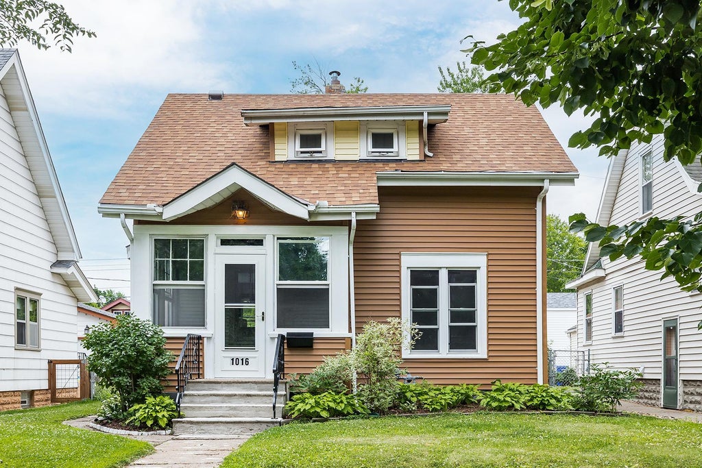 Photo of 1016 Argyle Street, Saint Paul, MN 55103 (MLS # 7106533)