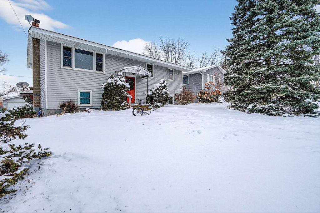 Photo of 585 Cottage Avenue W, Saint Paul, MN 55117 (MLS # 7005268)