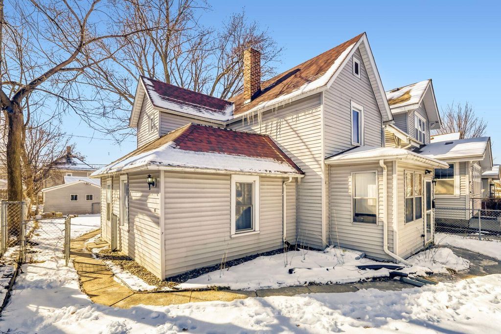 Photo of 748 Case Avenue E, Saint Paul, MN 55106 (MLS # 7027500)