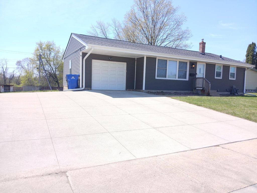 Photo of 2210 Ivy Avenue E, Saint Paul, MN 55119 (MLS # 7059980)