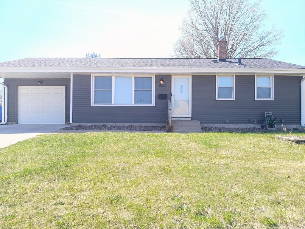 Photo of 2210 Ivy Avenue E, Saint Paul, MN 55119 (MLS # 7059980)