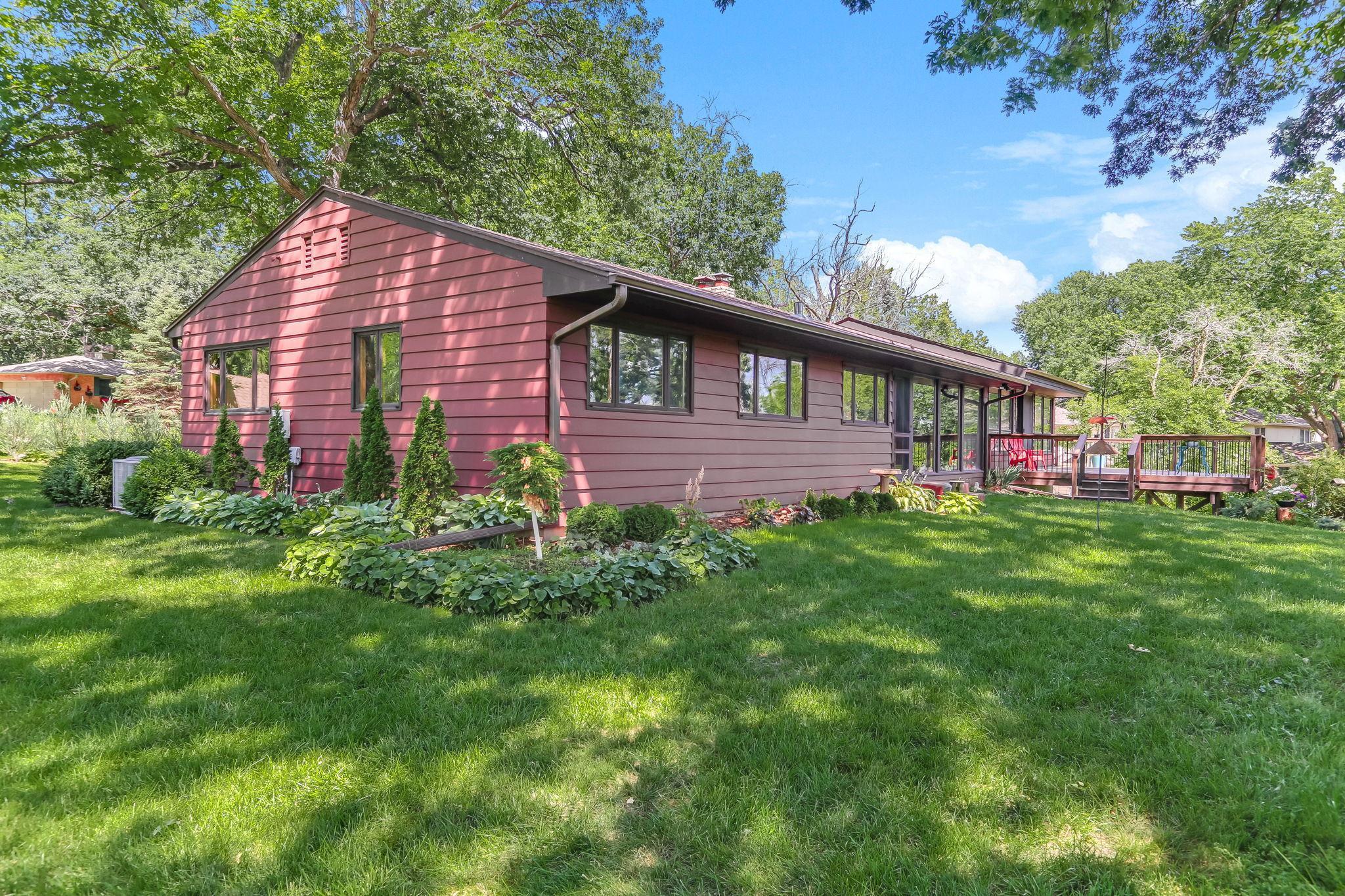 789 Viking Drive E