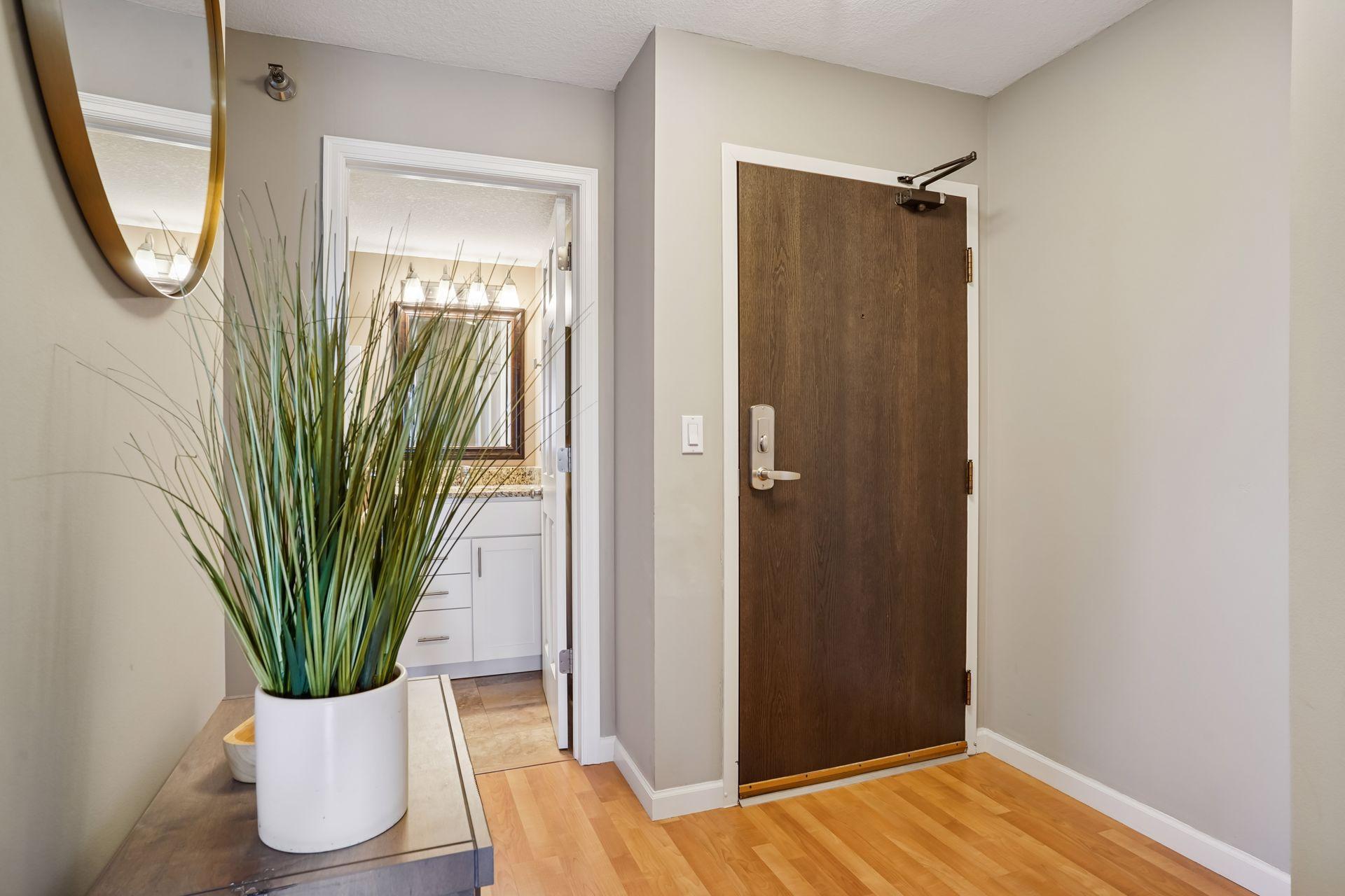 78 10th Street E 1010