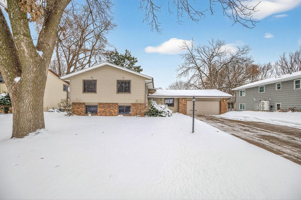 Photo of 2801 Aglen Avenue, Roseville, MN 55113 (MLS # 6826888)