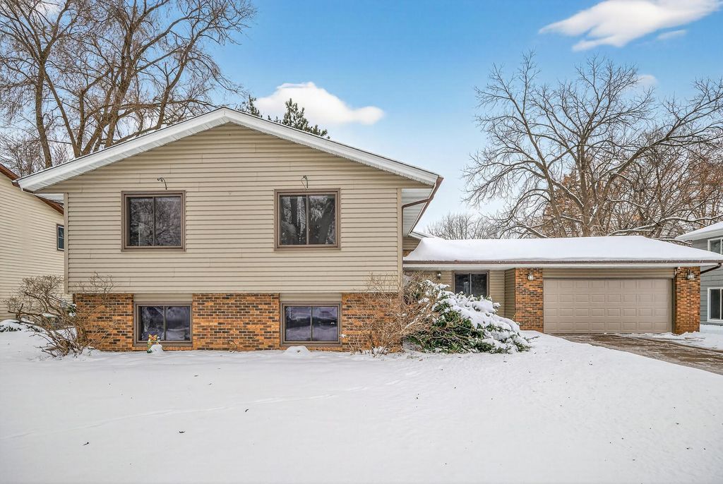 Photo of 2801 Aglen Avenue, Roseville, MN 55113 (MLS # 6826888)