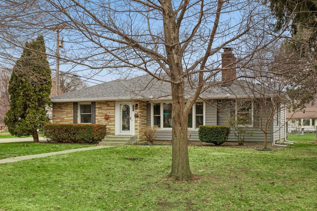 Photo of 1914 Holton Street, Roseville, MN 55113 (MLS # 7043192)