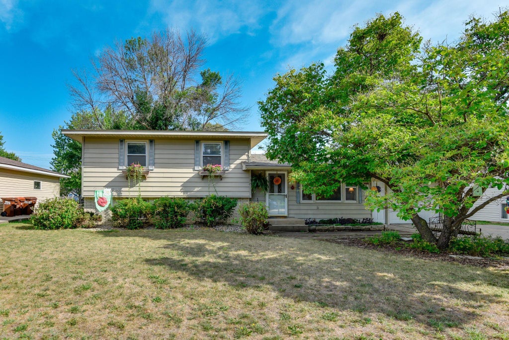 Photo of 1024 15th Street W, Hastings, MN 55033 (MLS # 7113038)