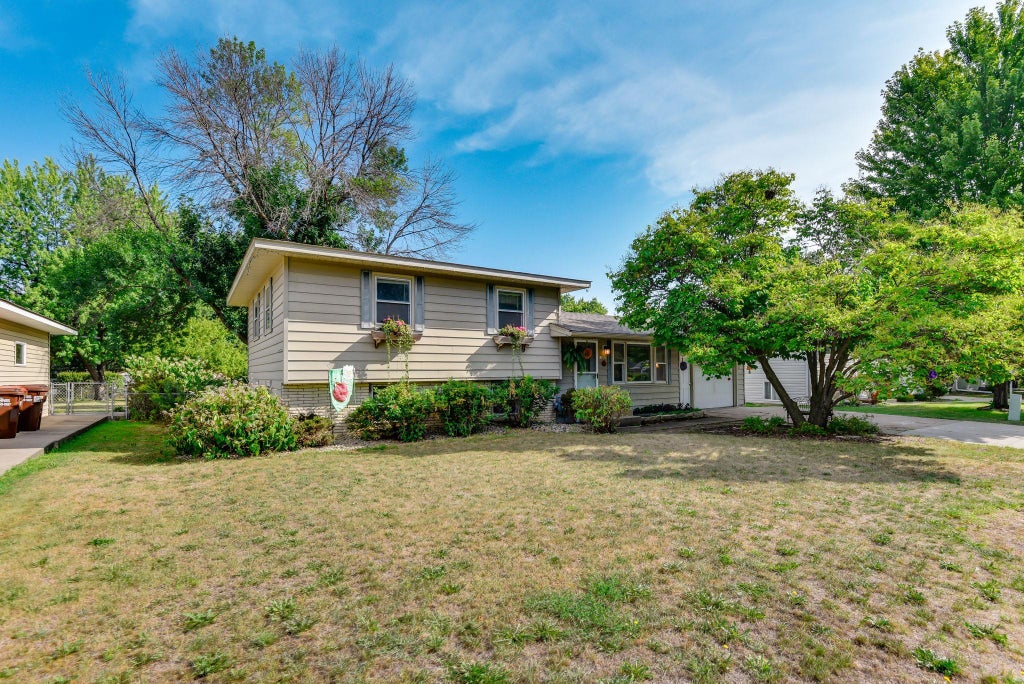 Photo of 1024 15th Street W, Hastings, MN 55033 (MLS # 7113038)