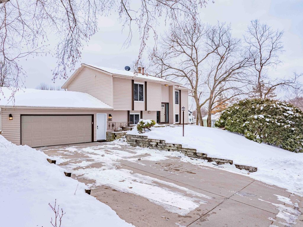 Photo of 110912 Von Hertzen Circle, Chaska, MN 55318 (MLS # 7025211)