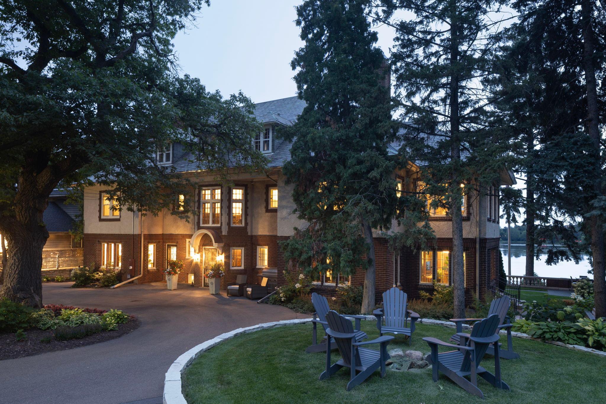 2740 W Lake Of The Isles Parkway