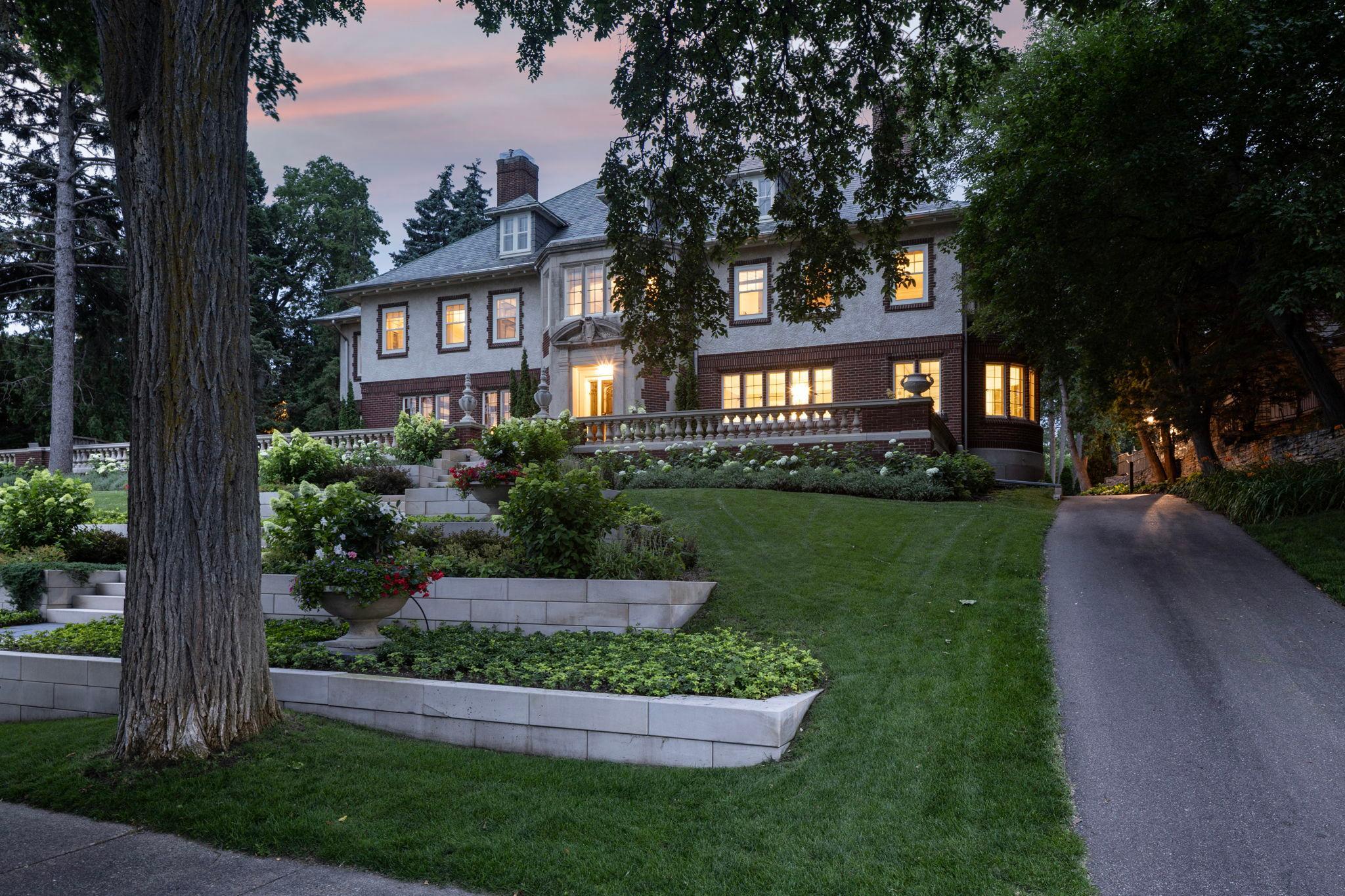 2740 W Lake Of The Isles Parkway