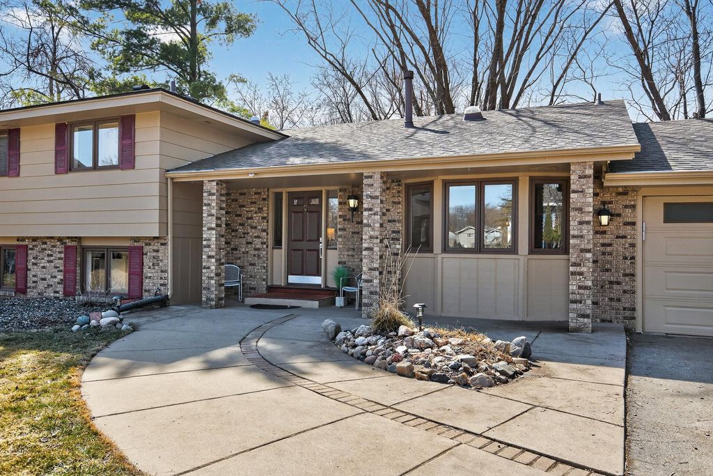 Photo of 12806 Country View Lane, Burnsville, MN 55337 (MLS # 7042548)