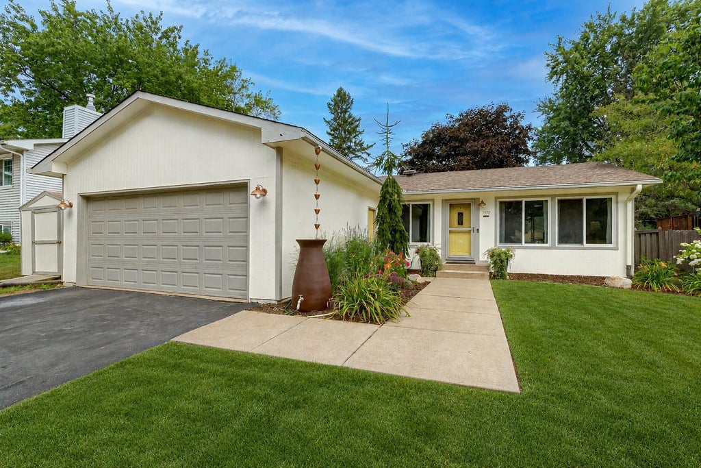 Photo of 7572 Carillon Plaza W, Woodbury, MN 55125 (MLS # 7102544)