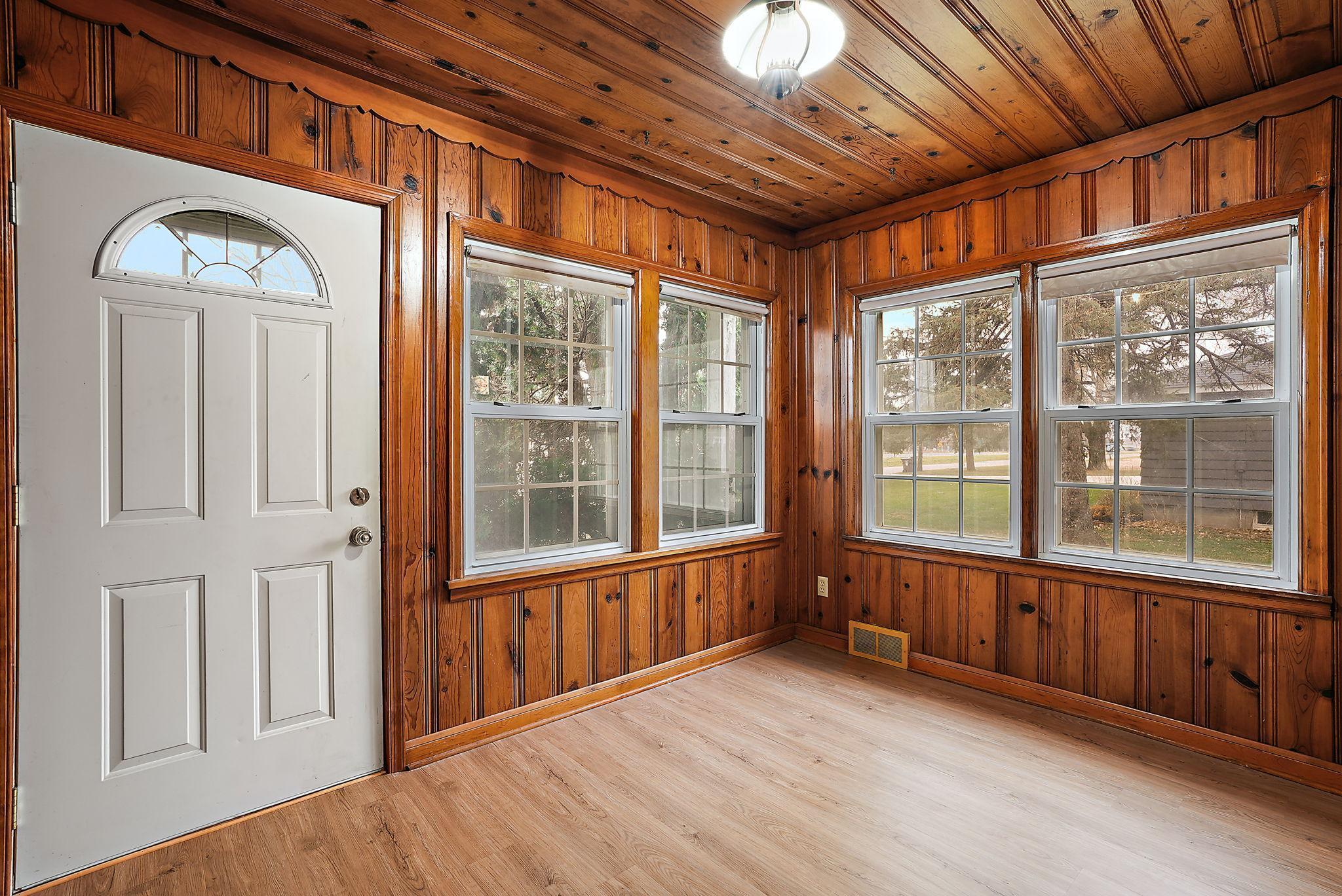 15717 Clayton Avenue E