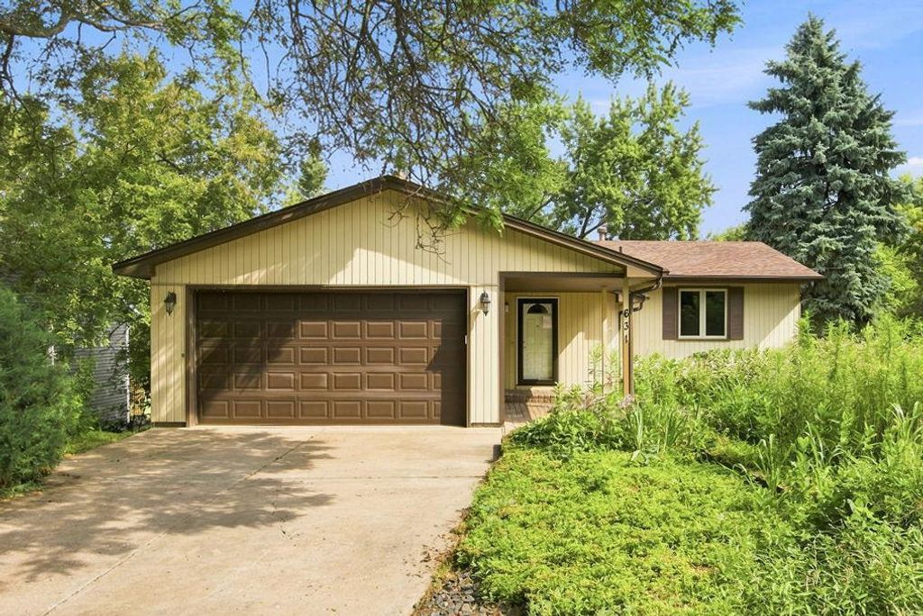 Photo of 631 Transit Avenue W, Roseville, MN 55113 (MLS # 7102634)