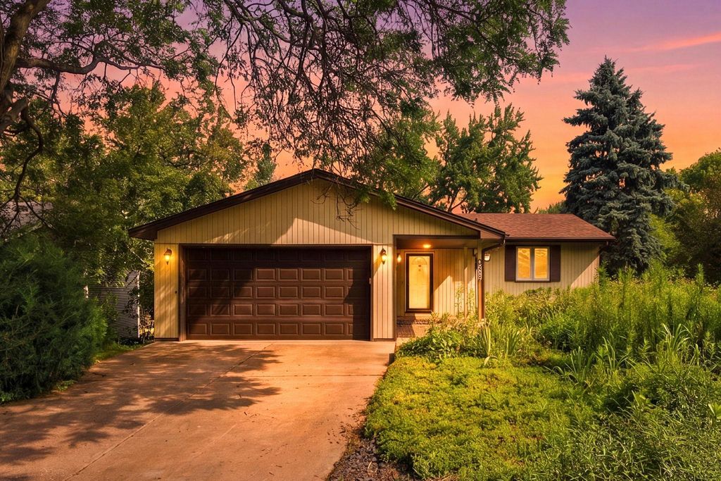 Photo of 631 Transit Avenue W, Roseville, MN 55113 (MLS # 7102634)