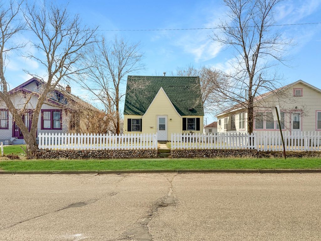 Photo of 1517 Minnesota Avenue NW, Bemidji, MN 56601 (MLS # 7047010)