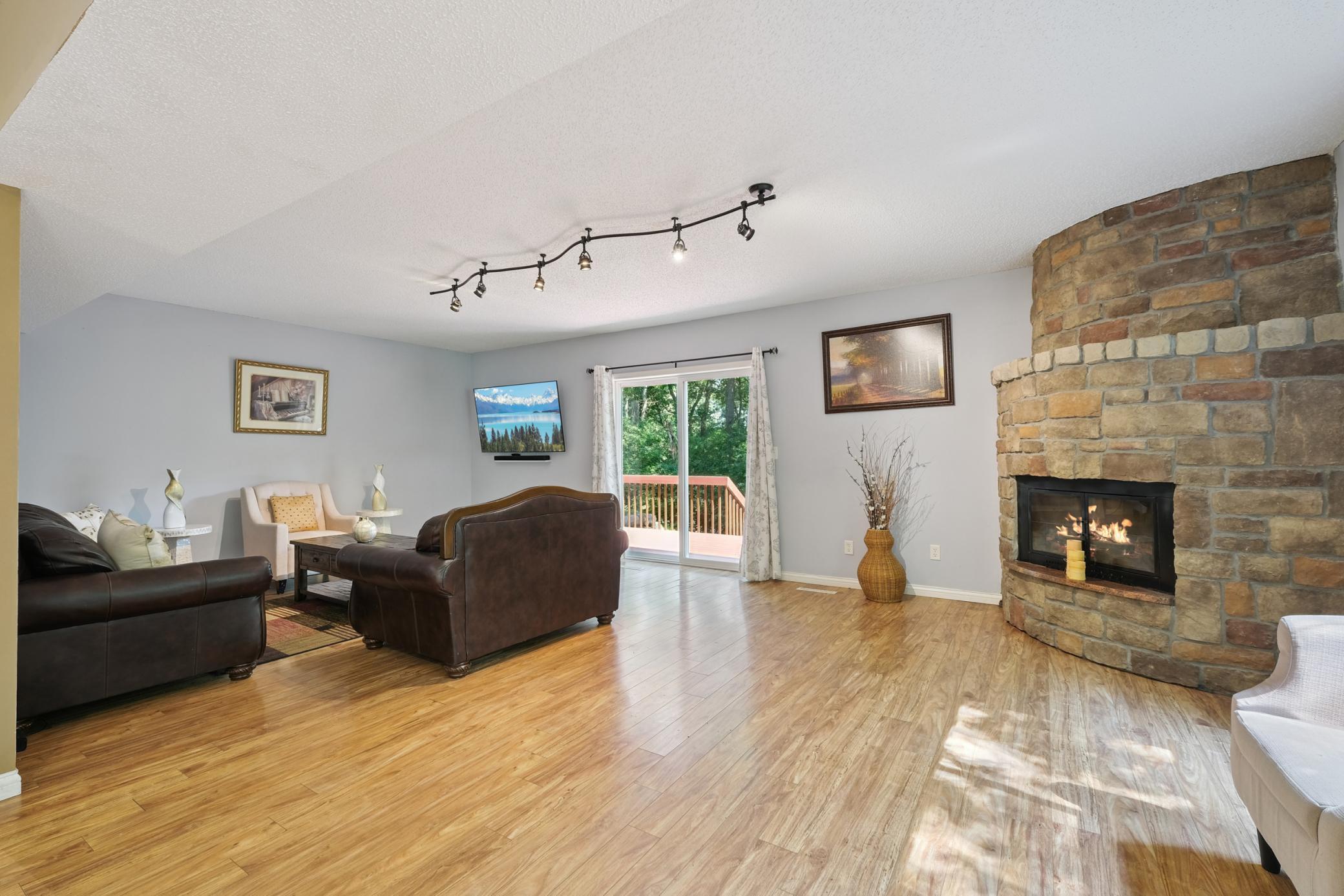 712 Country Place