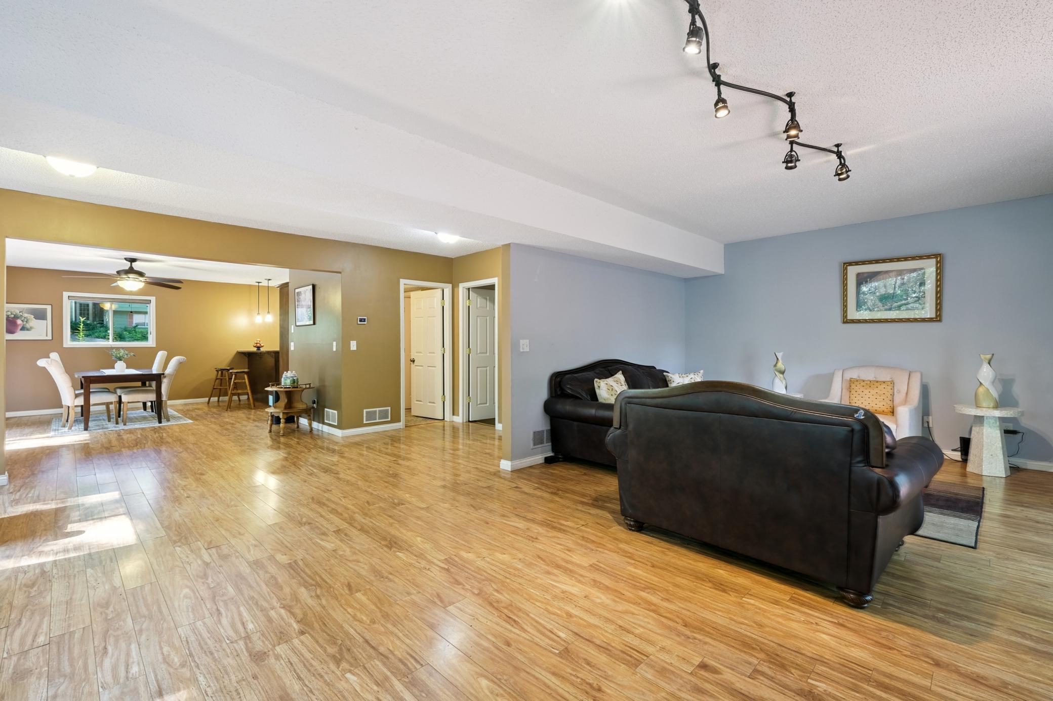 712 Country Place