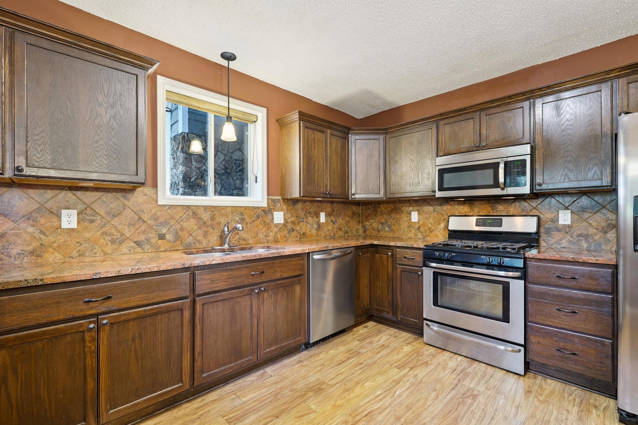 712 Country Place