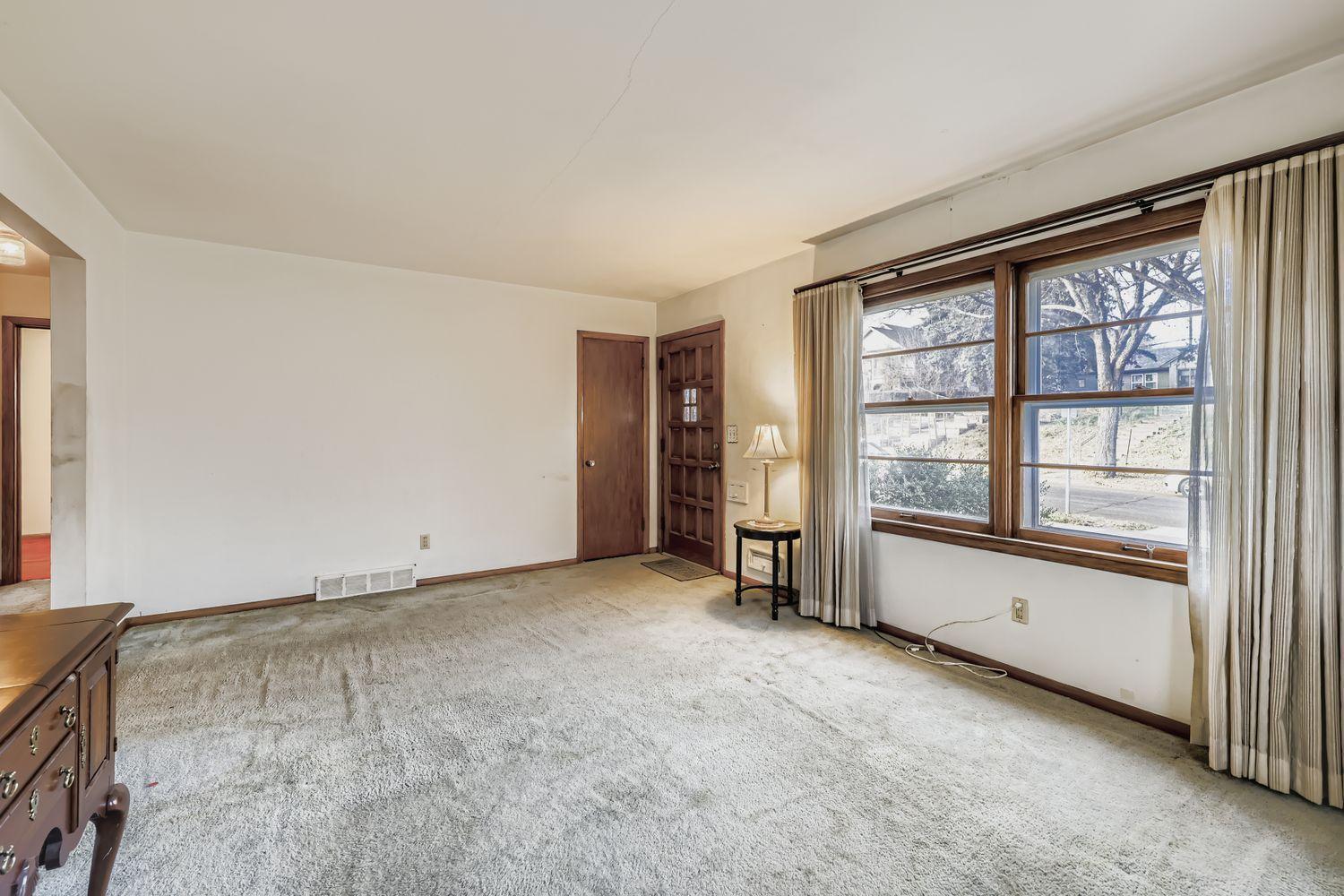 554 36 1/2 Avenue NE