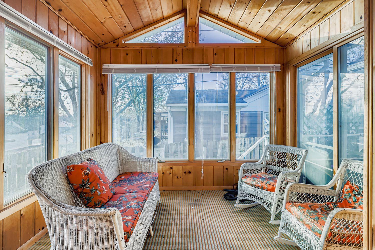 554 36 1/2 Avenue NE