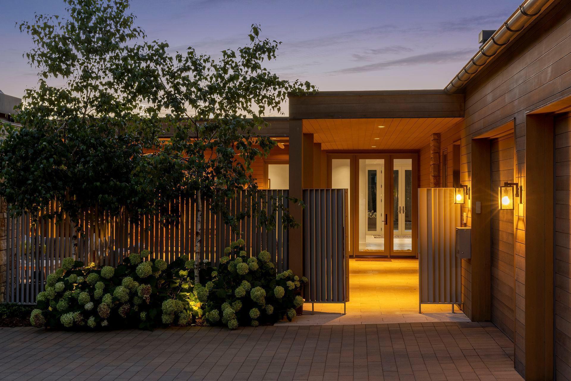 2505 E Lake Of The Isles Parkway