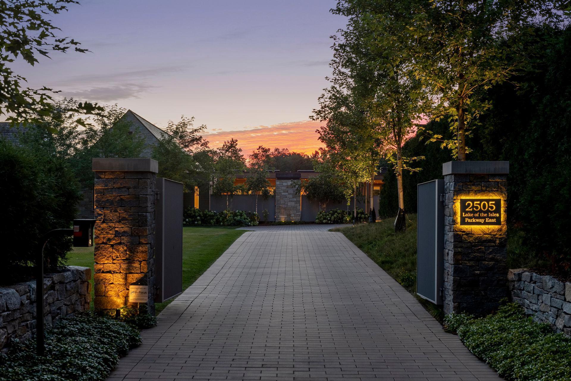 2505 E Lake Of The Isles Parkway