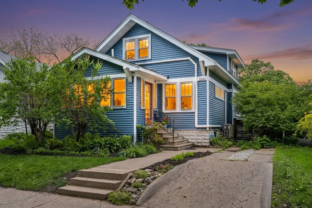 Photo of 1601 Thomas Avenue, Saint Paul, MN 55104 (MLS # 7077245)