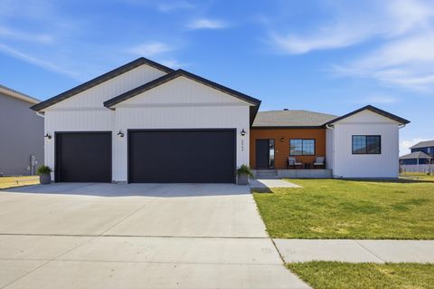 Photo of 2943 Prairie Farms Circle S, Fargo, ND 58104 (MLS # 7056648)