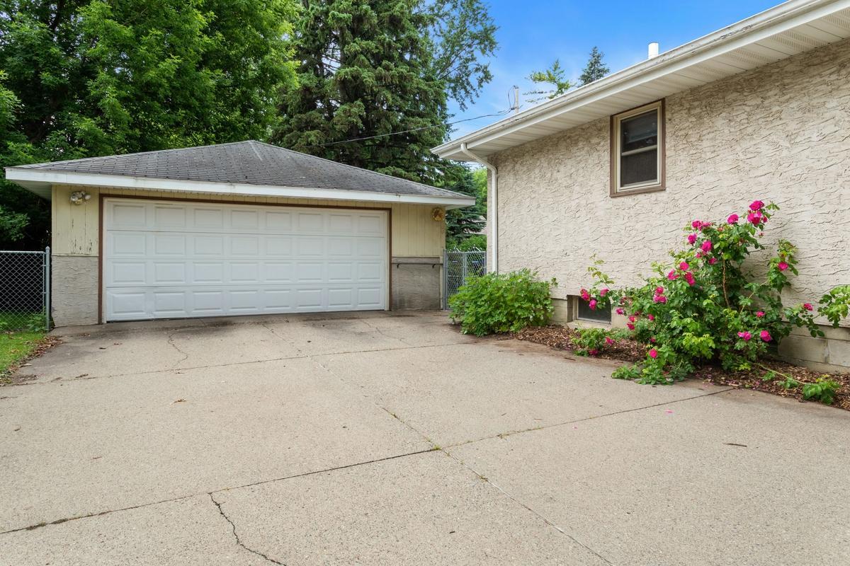 1292 County Road B W