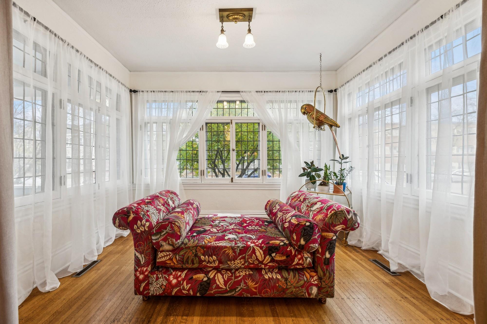 2742 Dupont Avenue S