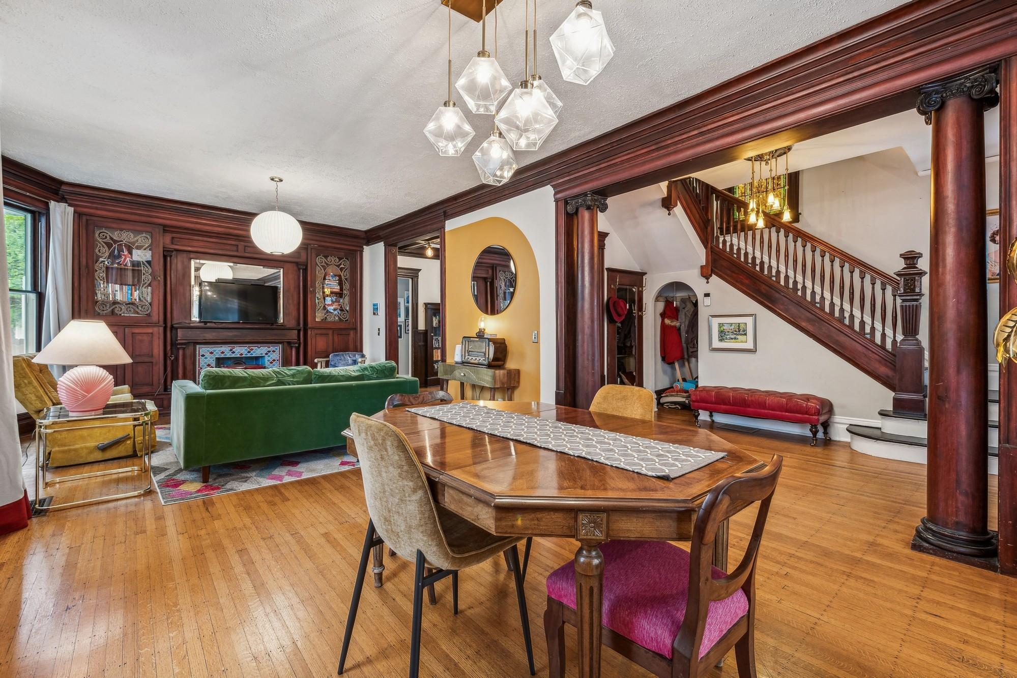 2742 Dupont Avenue S