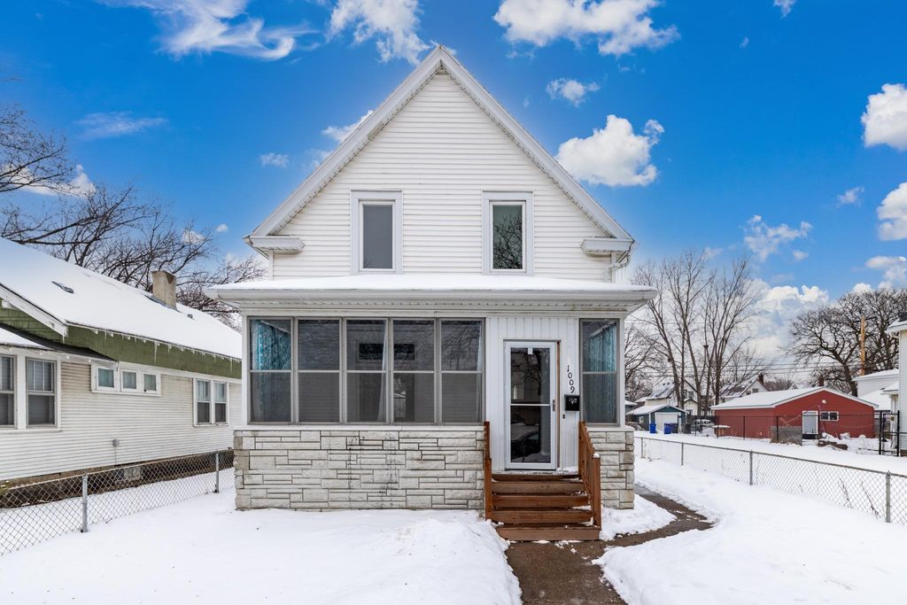 Photo of 1009 Sherburne Avenue, Saint Paul, MN 55104 (MLS # 7028173)