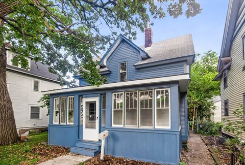 682 Fairview Avenue N Saint Paul MN 55104