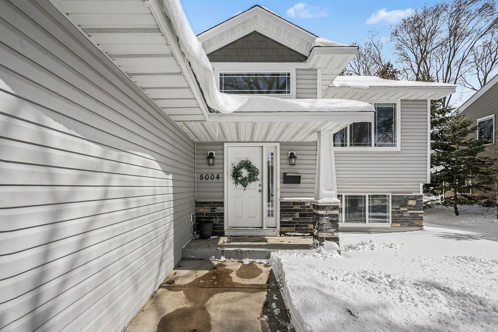 Photo of 5004 France Avenue N, Brooklyn Center, MN 55429 (MLS # 7035897)