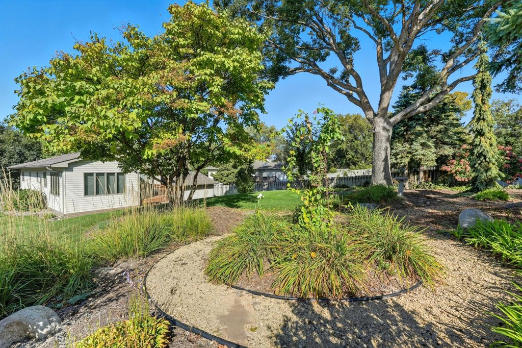 Photo of 13725 Oakland Drive, Burnsville, MN 55337 (MLS # 6797037)